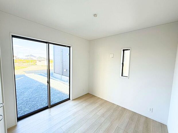 1階5帖洋室。生活スタイルに合わせて使用できる1階のお部屋はなにかと便利！収納スペース付きなので、階段の昇り降りが辛くなってくる老後のためにも寝室として使用できるお部屋があると助かります♪