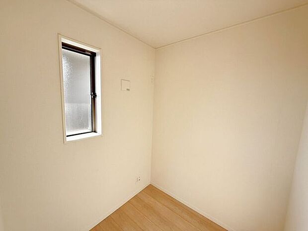 2階8帖洋室内テレワークルーム（2帖）。集中できる環境で仕事や勉強ができ、手芸・音楽鑑賞・読書やゲームなど、趣味に没頭したい時に使用できる部屋があるっていいですよね。