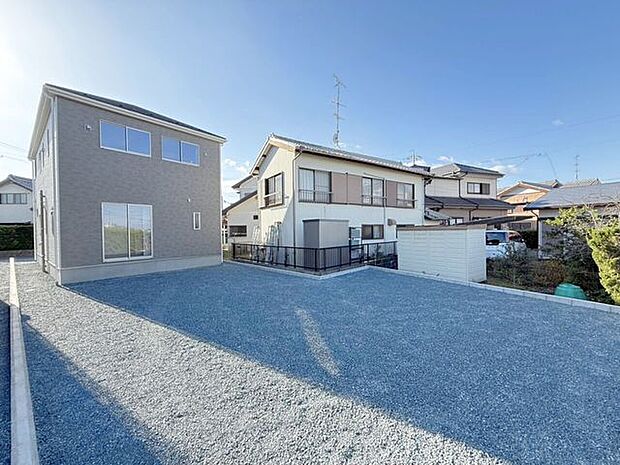 お花を植えて花壇をつくったり、遊具を設置してお子様の遊び場としたりと生活スタイルに合わせて様々な使い方が可能です♪家族みんなでバーベキューをしたりして、可能性広がる裏庭でステキなライフを♪