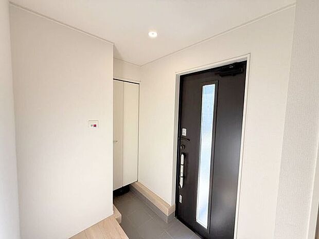 玄関ドアに窓があることで明るい印象に。また、たっぷりしまえる収納スペース付きなので玄関がスッキリ片付きます。片付いている玄関は気分もスッキリしますね♪