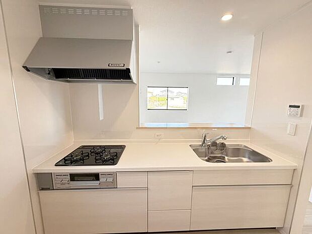 家族との会話を楽しみながら料理を作りたい方にぴったりの対面式キッチン♪そして、コンロは調理するならやっぱり火を使って調理したい方にうれしいガスコンロ（3口）です。ガスは都市ガス。