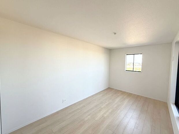 2階8帖洋室、別角度。家具やインテリアなどを合わせやすいシンプルな内装はコーディネートの幅が広がります。自分らしさあふれる好きなものを詰め込んだ癒しのプライベート空間をつくる楽しさを。