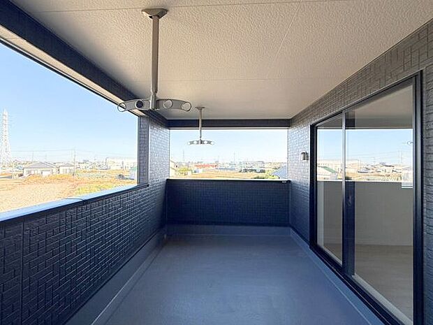屋根付きバルコニー（南東向き）は、お天気が変わりやすい時期の心配が軽減され、鳥のフンなどからもお洗濯を守ってくれます。また、陰干ししなければいけない服なども干しやすいです♪