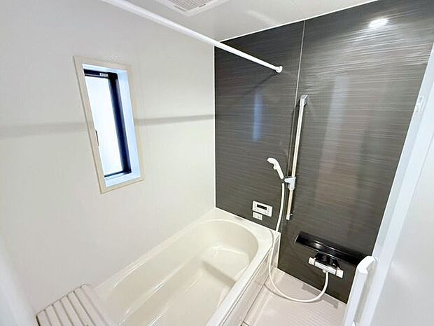 シャワーヘッドの位置を調整できるシャワースライドバー付き。髪を洗う時、体を洗う時、毎日のように使うからこそ、自分の好きな高さで浴びられるちょっとした便利さが嬉しい♪