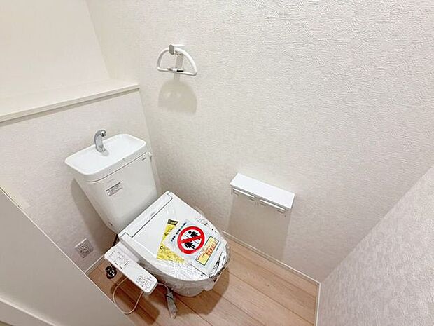 1階トイレ。2連のペーパーホルダーは一度に2ロールセットすることができるので、交換する手間を減らすことができ、棚が付いているのでケータイを置いたり、小物を飾って空間を彩ったりできます♪