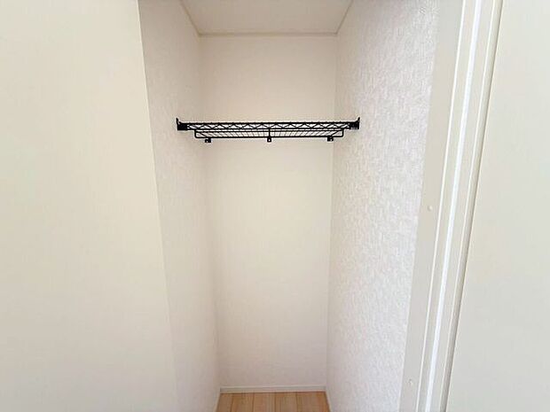 2階7.2帖洋室内収納。ストレージルームとは別に収納スペースがあり、カバンや靴などの小物や衣類、日用品などをしまえて便利です。