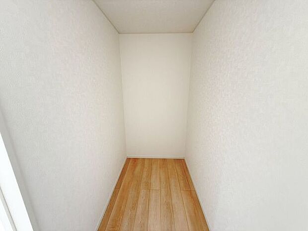 2階7.2帖洋室内ストレージルーム。手芸・音楽鑑賞・読書やゲームなどの趣味部屋として、または仕事や勉強など集中したい時用などにも。もちろん季節物の収納スペースとしても♪