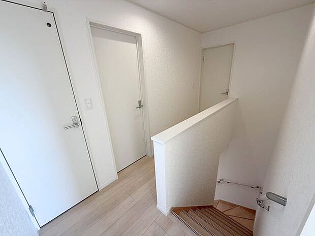 階段には転倒や転落などの事故を予防するのに役立つ手すり付き♪運動機能や筋力が低下しているとバランスを崩しやすくなるので、動作のサポートをし、負担を減らしてくれる手すりがあると助かりますよ♪