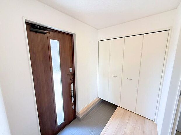 玄関ドアに窓があることで明るい印象に。また、たっぷりしまえる収納スペース付きなので玄関がスッキリ片付きます。片付いている玄関は気分もスッキリしますね♪