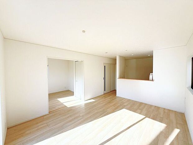 LDK15帖♪家具やインテリアなどを合わせやすいシンプルな内装はコーディネートの幅が広がります。食事をしたり、テレビを見たり、家族とともに過ごす場所だからこそ快適で過ごしやすい空間を。