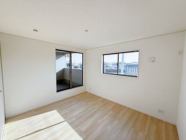 2階7.5帖洋室。屋根付きバルコニーに面したお部屋は、バルコニーにテーブルセットを置いてティータイムを楽しんだり、ハンモックや植物を置いてリラックススペースなどにする楽しみ方もできます。