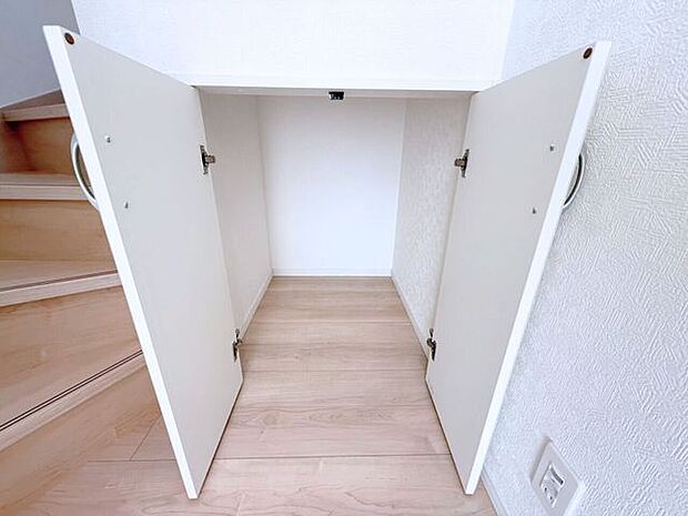 1階階段下収納。トイレットペーパーやティッシュ、洗剤など、かさばるけどストックしておきたい日用品ってありますよね。そんな時にあると便利な収納スペースです♪