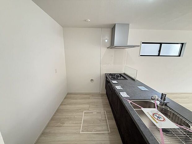 キッチン背面にカップボードを設置希望の方は是非弊社で一度ご相談ください♪様々なバリエーションの中から使いやすさやデザインなどを一緒に楽しく選びましょう♪