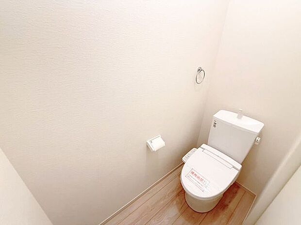 1階トイレ。シンプルな内装と清潔感のある白いトイレ。毎日のトイレタイムは落ち着ける空間がいいですよね。手洗い付きのトイレなので手を洗うこともでき、また、タオルを設置できるタオル掛け付き。