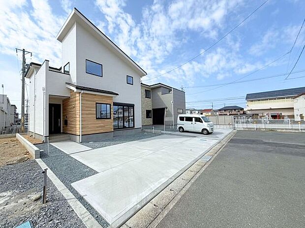 前面道路は東側、約5m。スーパーマーケットまで450m(徒歩6分)で買い物便利♪もう一品おかずが欲しいけど、作る時間がない!そんな時に惣菜などを買いに行きやすい距離で助かります♪