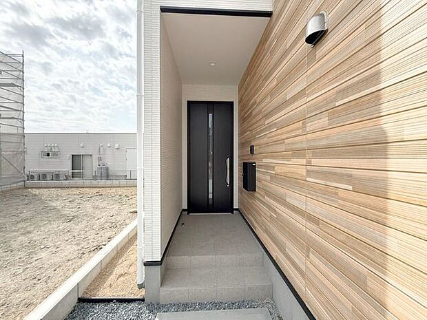 玄関ポーチは屋根付きで、雨天時にゆとりをもって傘をさしたり、たたんだりができます。また、ドアの開閉時に雨風が室内に吹き込みにくいのもうれしいポイントです。