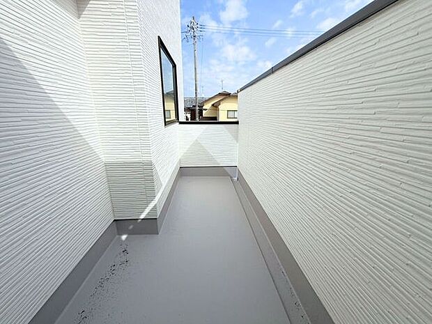 屋根なしバルコニー(南向き)は壁が高めなので、洗濯物干しはもちろん、周囲の視線を気にせず椅子を置いてティータイムも楽しめます♪青空が広がる開放的な場所で、心地よい毎日を過ごしませんか?