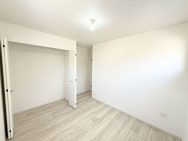 2階約5.6帖洋室。たっぷりしまえるクローゼット付で毎日のコーディネートが楽しくなります。「今日は何を着ようかな?」心をウキウキさせながら、お気に入りの服を選ぶ楽しみを。