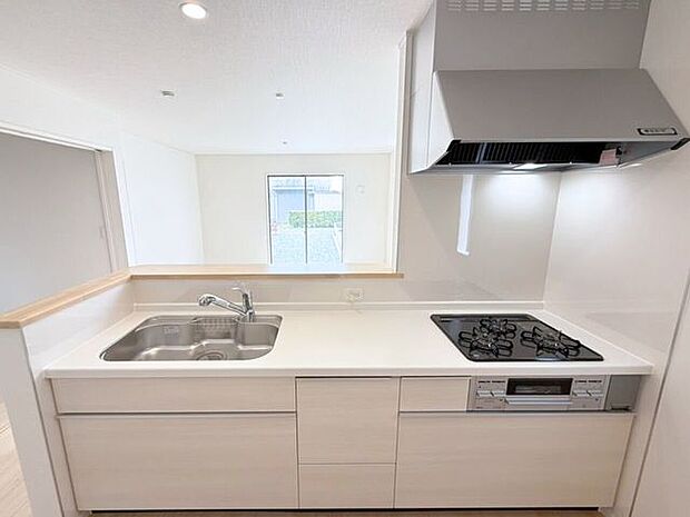 家族との会話を楽しみながら料理を作りたい方にぴったりの対面式キッチン♪そして、コンロは調理するならやっぱり火を使って調理したい方にうれしいガスコンロ（3口）です。ガスはプロパンガス。