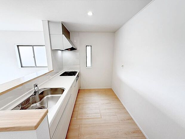 キッチン背面にカップボードを設置希望の方は是非弊社で一度ご相談ください♪様々なバリエーションの中から使いやすさやデザインなどを一緒に楽しく選びましょう♪