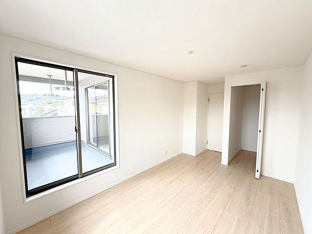 2階7.2帖洋室。屋根付きバルコニーに面したお部屋は、バルコニーにテーブルセットを置いてティータイムを楽しんだり、ハンモックや植物を置いてリラックススペースなどにする楽しみ方もできます。