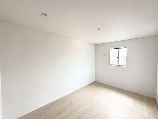 2階7.2帖洋室、別角度。家具やインテリアなどを合わせやすいシンプルな内装はコーディネートの幅が広がります。自分らしさあふれる好きなものを詰め込んだ癒しのプライベート空間をつくる楽しさを。