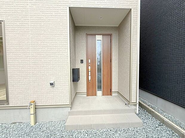 玄関ポーチは屋根付きで、雨天時にゆとりをもって傘をさしたり、たたんだりができます。また、ドアの開閉時に雨風が室内に吹き込みにくいのもうれしいポイントです。