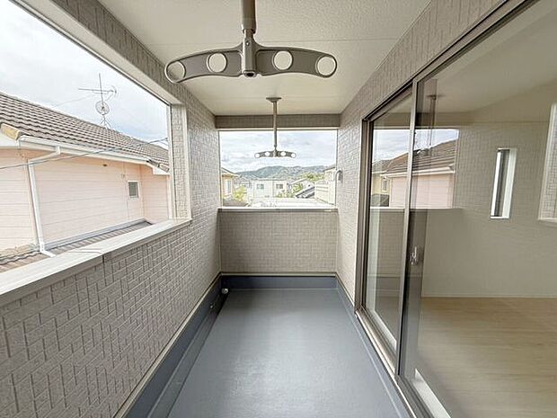 屋根付きバルコニー（南向き）は、お天気が変わりやすい時期の心配が軽減され、鳥のフンなどからもお洗濯を守ってくれます。また、陰干ししなければいけない服なども干しやすいです♪