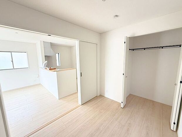 1階3.7帖洋室。寝室と離れている1階だからこそ、音が出やすいクラフト・音楽鑑賞・ゲームなどの趣味部屋として使いやすいメリットがあります♪また、家事室や家事の合間に休むスペースとしてなども♪