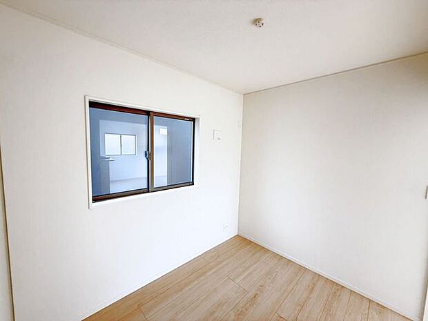 1階3.7帖洋室、別角度。家具やインテリアなどを合わせやすいシンプルな内装はコーディネートの幅が広がります。自分らしさあふれる好きなものを詰め込んだ癒しのプライベート空間をつくる楽しさを。