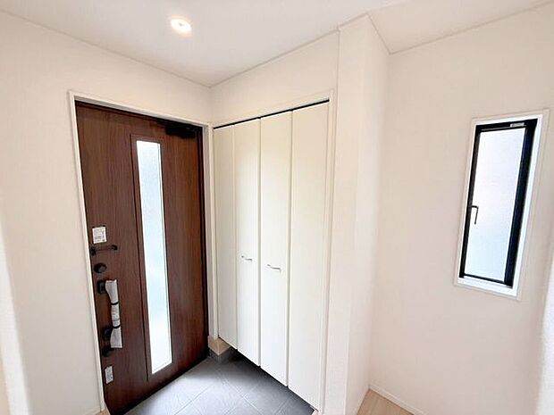 玄関ドアに窓があることで明るい印象に。また、たっぷりしまえる収納スペース付きなので玄関がスッキリ片付きます。片付いている玄関は気分もスッキリしますね♪