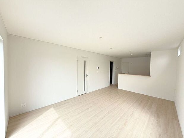 LDK17帖♪家具やインテリアなどを合わせやすいシンプルな内装はコーディネートの幅が広がります。食事をしたり、テレビを見たり、家族とともに過ごす場所だからこそ快適で過ごしやすい空間を。