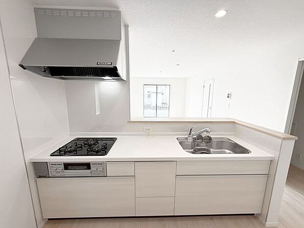 家族との会話を楽しみながら料理を作りたい方にぴったりの対面式キッチン♪そして、コンロは調理するならやっぱり火を使って調理したい方にうれしいガスコンロ（3口）です。ガスはプロパンガス。