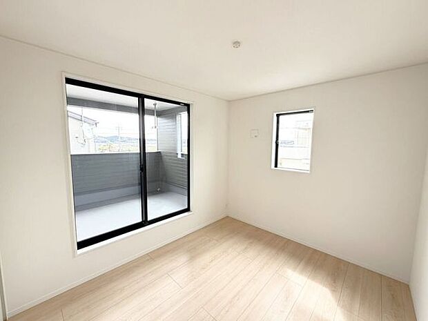 2階5.2帖洋室。自分だけの個室があるって素敵ですよね。勉学に没頭したり、じっくり読書を楽しんだり、音楽にひたったり。そんな満ち足りた日々を過ごすプライベート空間を。