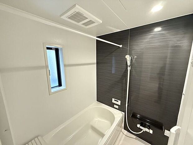 シャワーヘッドの位置を調整できるシャワースライドバー付き。髪を洗う時、体を洗う時、毎日のように使うからこそ、自分の好きな高さで浴びられるちょっとした便利さが嬉しい♪