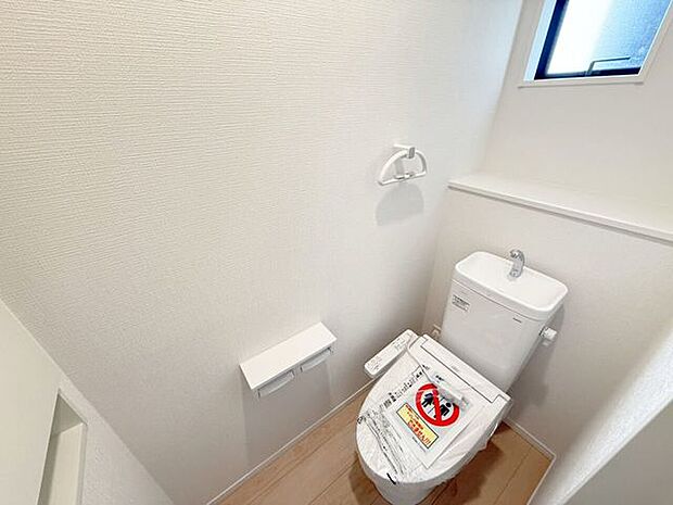 1階トイレ。2連のペーパーホルダーは一度に2ロールセットすることができるので、交換する手間を減らすことができ、棚が付いているのでケータイを置いたり、小物を飾って空間を彩ったりできます♪