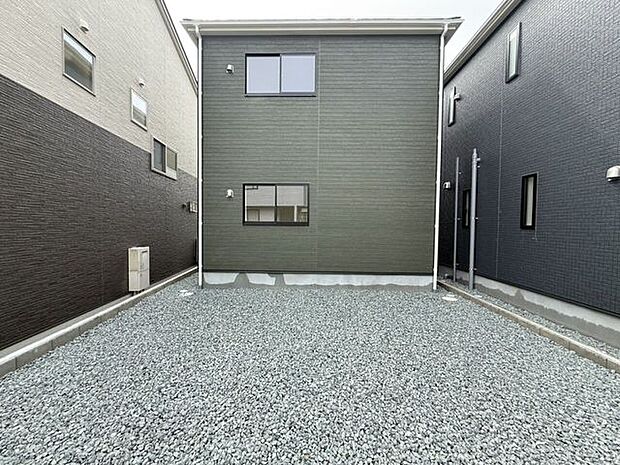 外観裏側。正面とは違った表情を持つ、裏側のデザインも飽きの来ないシンプルなデザインとなっております。お庭から見た時にも楽しめるように季節を裏側にも装飾するのも楽しいかもしれませんよ!?