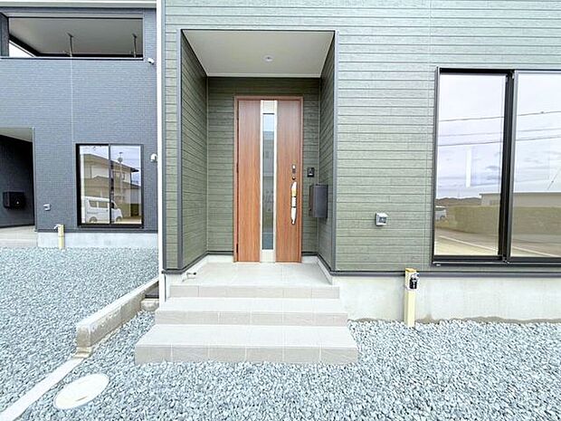 玄関ポーチは屋根付きで、雨天時にゆとりをもって傘をさしたり、たたんだりができます。また、ドアの開閉時に雨風が室内に吹き込みにくいのもうれしいポイントです。