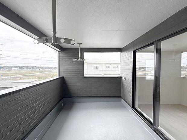 屋根付きバルコニー(南向き)は、お天気が変わりやすい時期の心配が軽減され、鳥のフンなどからもお洗濯を守ってくれます。また、陰干ししなければいけない服なども干しやすいです♪