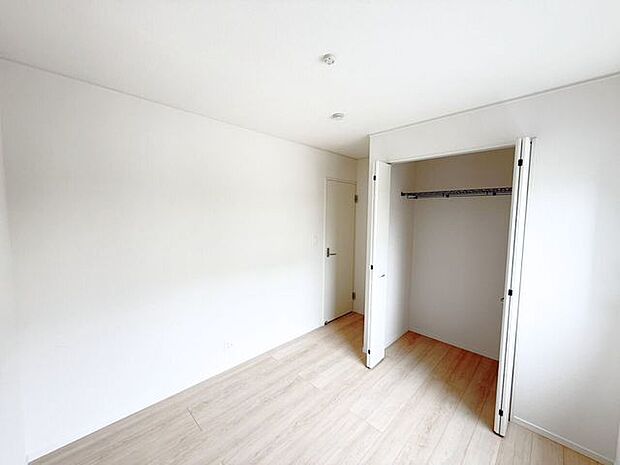 1階5帖洋室。生活スタイルに合わせて使用できる1階のお部屋はなにかと便利！収納スペース付きなので、階段の昇り降りが辛くなってくる老後のためにも寝室として使用できるお部屋があると助かります♪