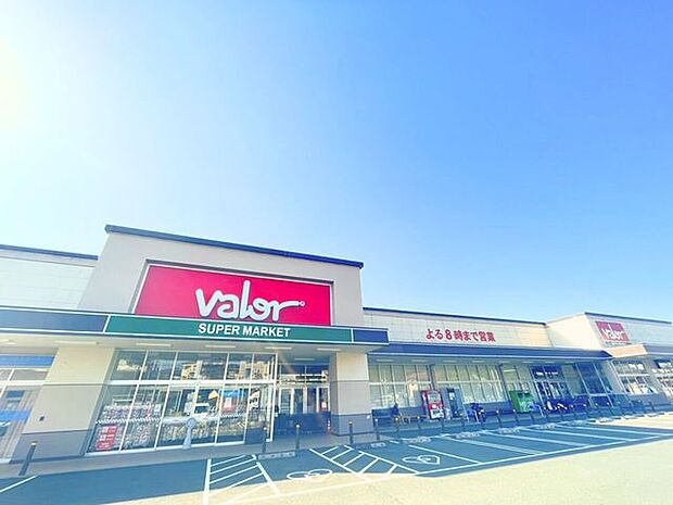 スーパー バロー引佐店営業時間：(月〜金)10:00〜20:00　　　　　(土)9:30〜20:00                  (日)9:00〜20:00 707m