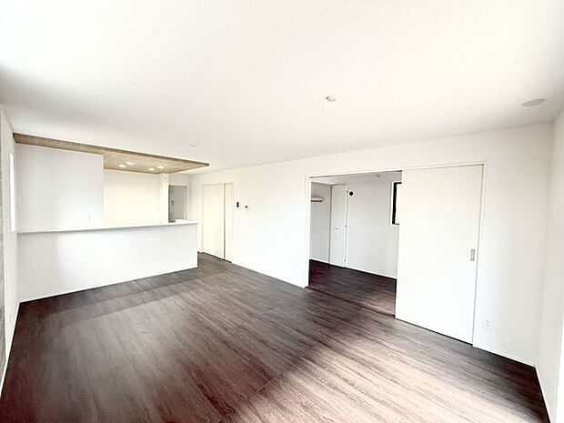 LDK17帖♪家具やインテリアなどを合わせやすいシンプルな内装はコーディネートの幅が広がります。食事をしたり、テレビを見たり、家族とともに過ごす場所だからこそ快適で過ごしやすい空間を。