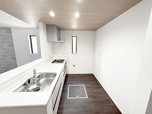 キッチン背面にカップボードを設置希望の方は是非弊社で一度ご相談ください♪様々なバリエーションの中から使いやすさやデザインなどを一緒に楽しく選びましょう♪