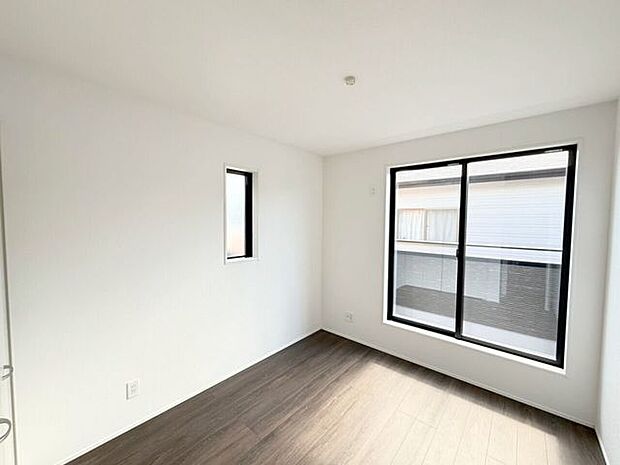 2階南東側5.25帖洋室。バルコニーに面したお部屋なので掃き出し窓があり、日光が差し込みやすいため明るい空間が作れます。また、部屋が広く見える効果も♪お布団などを干しやすいのもうれしいポイント!