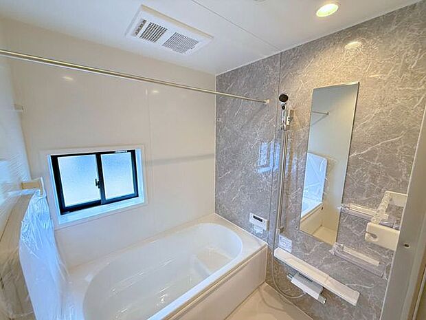 シャワーヘッドの位置を調整できるシャワースライドバー付き。髪を洗う時、体を洗う時、毎日のように使うからこそ、自分の好きな高さで浴びられるちょっとした便利さが嬉しい♪