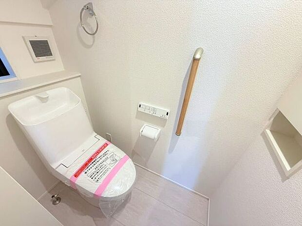 1階トイレ。立つとき、座るときの動作のサポートをし、負担を減らしてくれる手すり付き。運動機能や筋力が低下しているとバランスを崩しやすくなります。もしもの時につかまれる手すりで転倒事故を未然に防止。