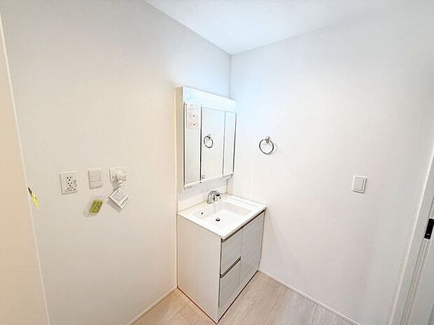 洗面台は横顔もチェックしやすい3面の鏡。鏡後ろは収納スペースとなっており、歯ブラシなどをしまえて便利です。また、洗面下にも収納スペースがあり、入浴剤やお風呂用洗剤などをしまっておけます。