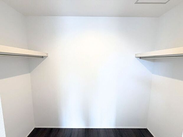 2階7.5帖洋室内ウォークインクローゼット。衣類はもちろん、カバンや靴などの小物や、スーツケースなどの大きめな物も収納できるので、旅行や出張時の準備もスムーズに。