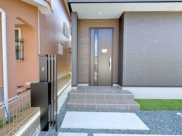 玄関ポーチは屋根付きで、雨天時にゆとりをもって傘をさしたり、たたんだりができます。また、ドアの開閉時に雨風が室内に吹き込みにくいのもうれしいポイントです。