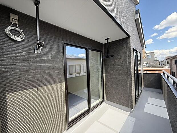 7.5帖洋室側のバルコニー(南向き)には少し屋根があり、雨の日でも降りこみにくいため換気しやすいです♪またバルコニー全体が屋根に覆われているわけではないので、お部屋が暗くなりすぎないのもメリット♪